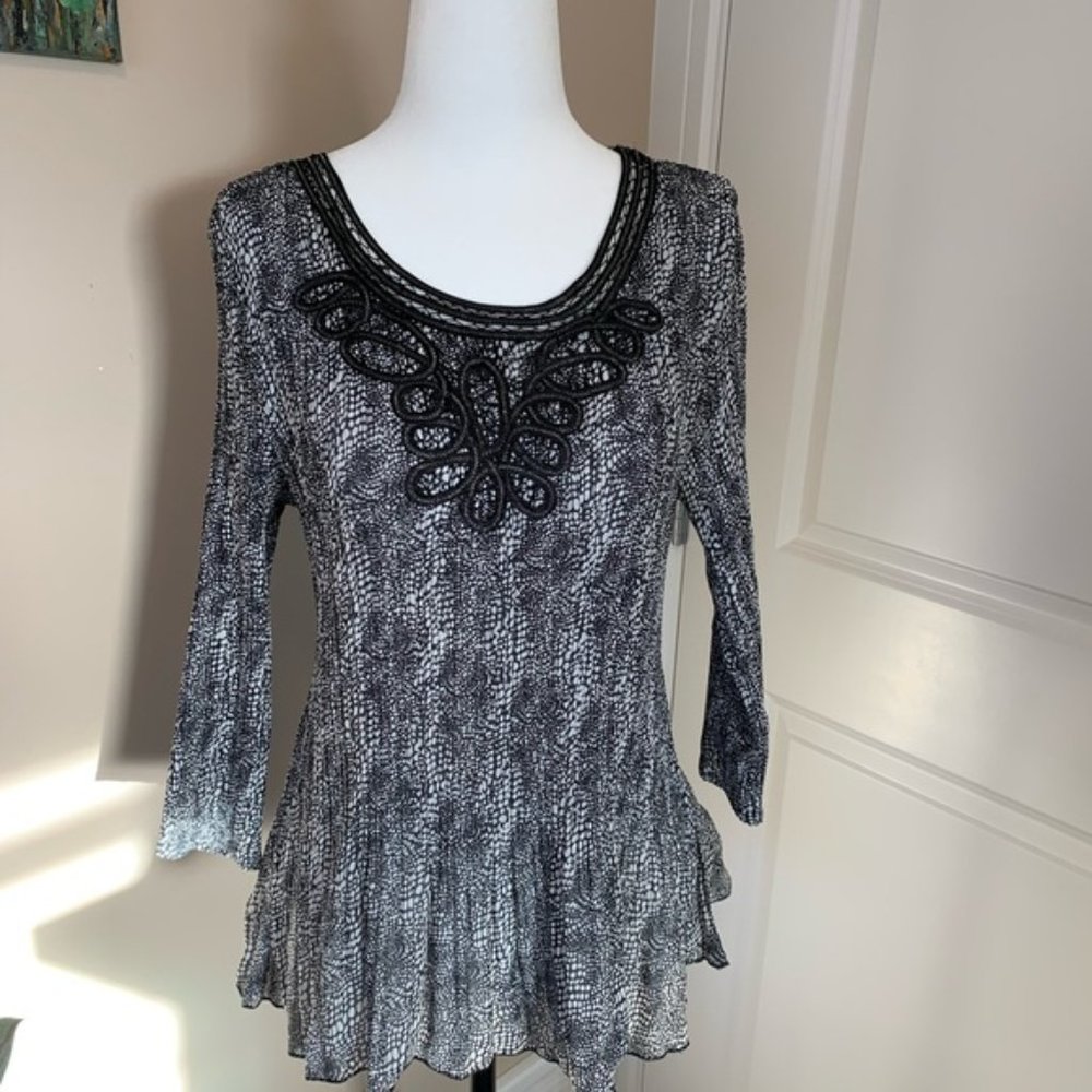 Windsmoor Embroidered neck, Plisse Top, M
